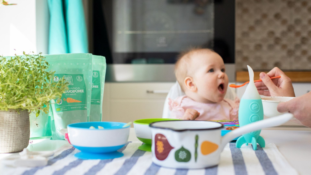 BabyCool - When is the right time to give solid food to a baby.